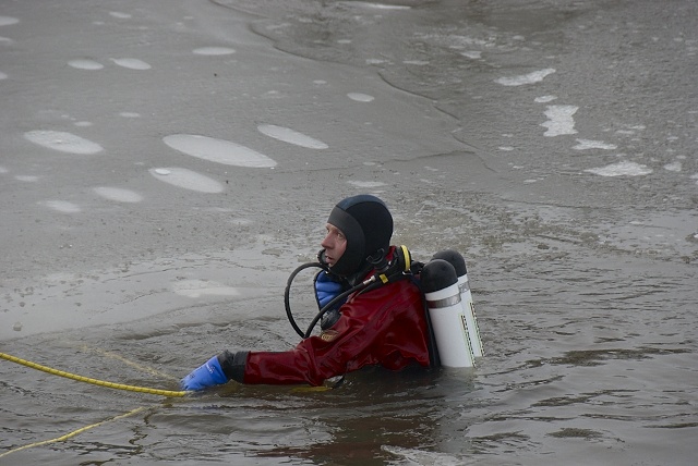 2010/17/20100113 022 Persoon te water Hoofdvaart.jpg